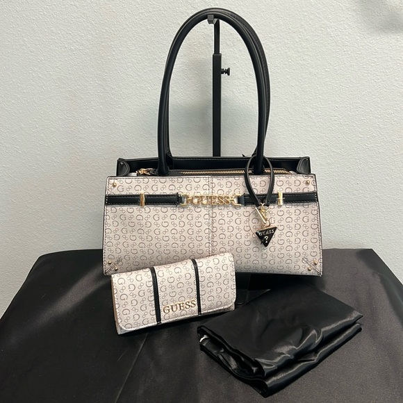 Guess | Classic Bag w/Iconic Logo Bag Charm, Matching Wallet & Dust Bag - Picture 3 of 16